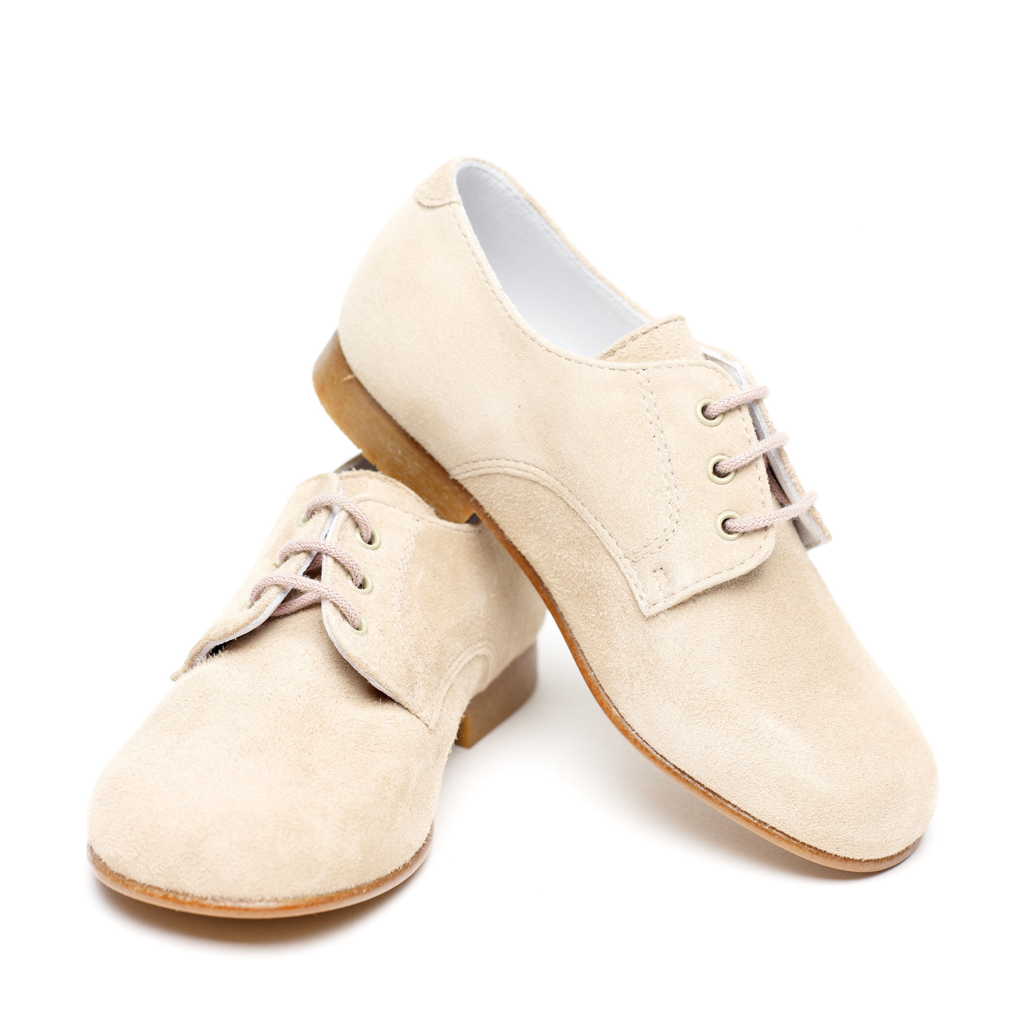 Ad._3_Klasyczne zakryte buty typu derby, z pięknego zamszu w kolorze piaskowym_269 zł.